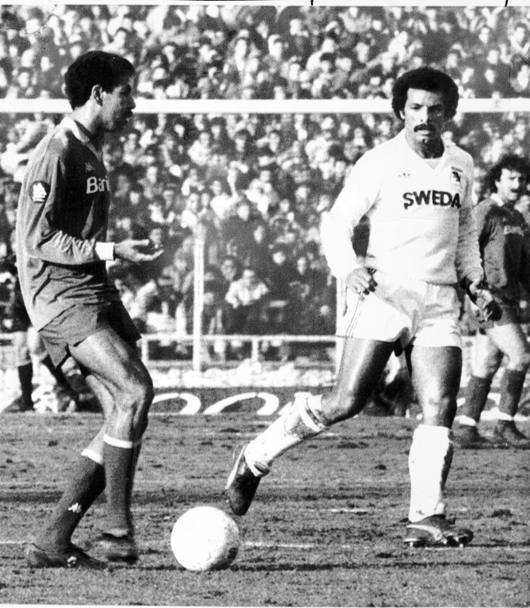 Cerezo affrontato da Junior durante Roma - Torino del 13 gennaio 1984 (Ap)